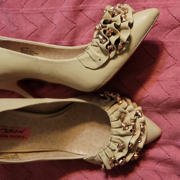 Betsy Johnson ruffled spiked leather pumps beige/tan - Picture 13 of 13